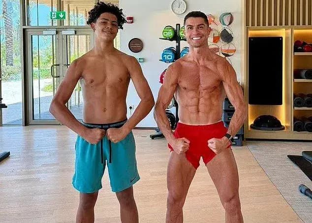 ژست ورزشی رونالدو و پسرش؛ مثل یک قهرمان بدنسازی