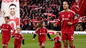 ادای احترام فرزندان ژوتا پیش از دیدار لیورپول و وولورهمپتون