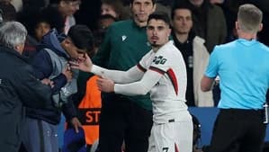 عذرخواهی پدرو نتو از توپ‌جمع‌کنی که هل داد