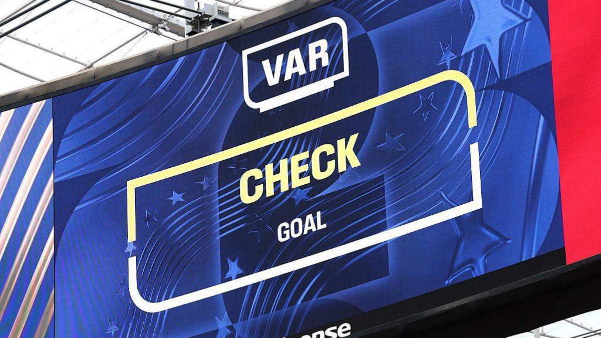 مقایسه عملکرد سیستم VAR در جام جهانی ۲۰۲۶ و لیگ برتر انگلیس