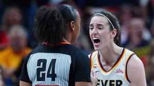 اعتراض کتایلین کلارک ستاره WNBA به داوری در بازی مقابل گلدن استیت والکریز