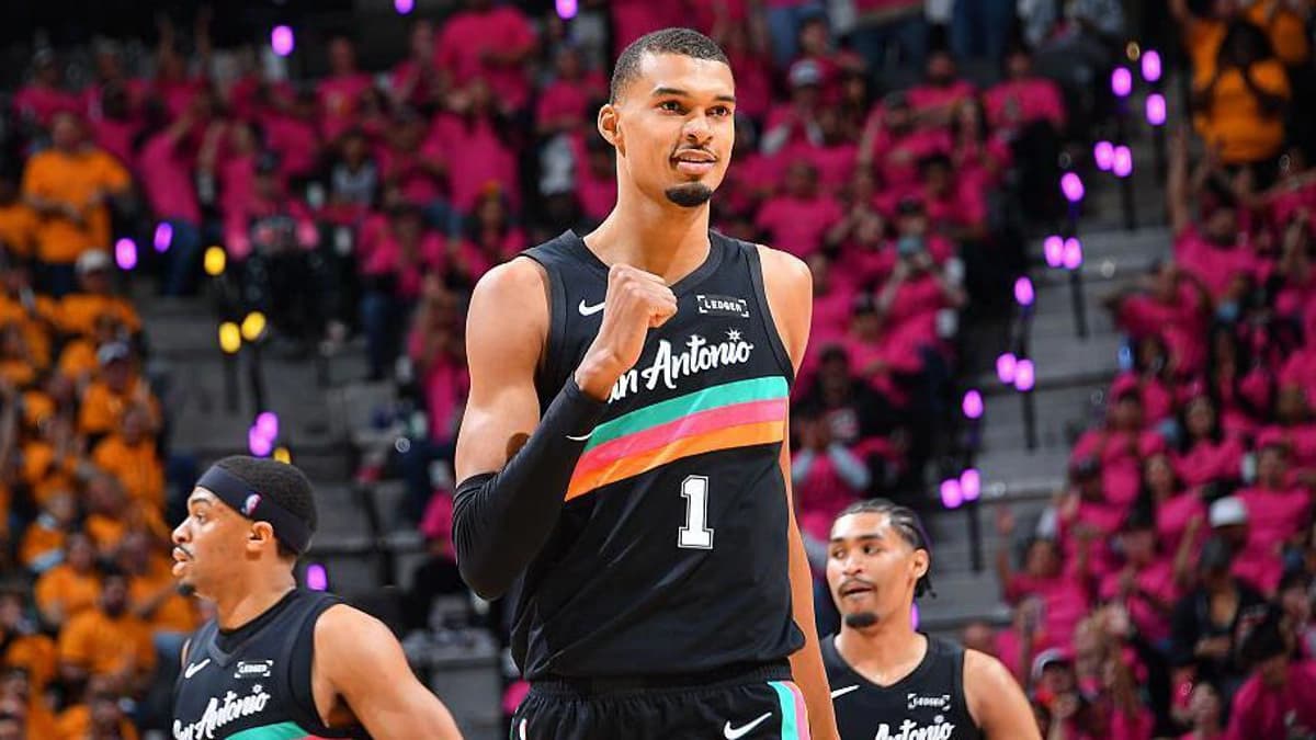 درخشش ویکتور ومبانیاما در پلی‌آف NBA؛ پیروزی اسپرز، ساندرز و سلتیکس