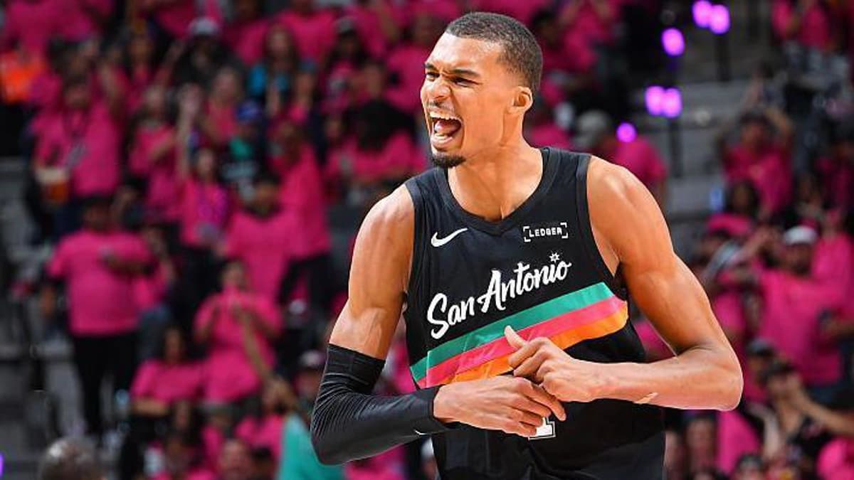 ویکتور وِمبانیاما به‌اتفاق آرا بهترین بازیکن دفاعی سال NBA شد