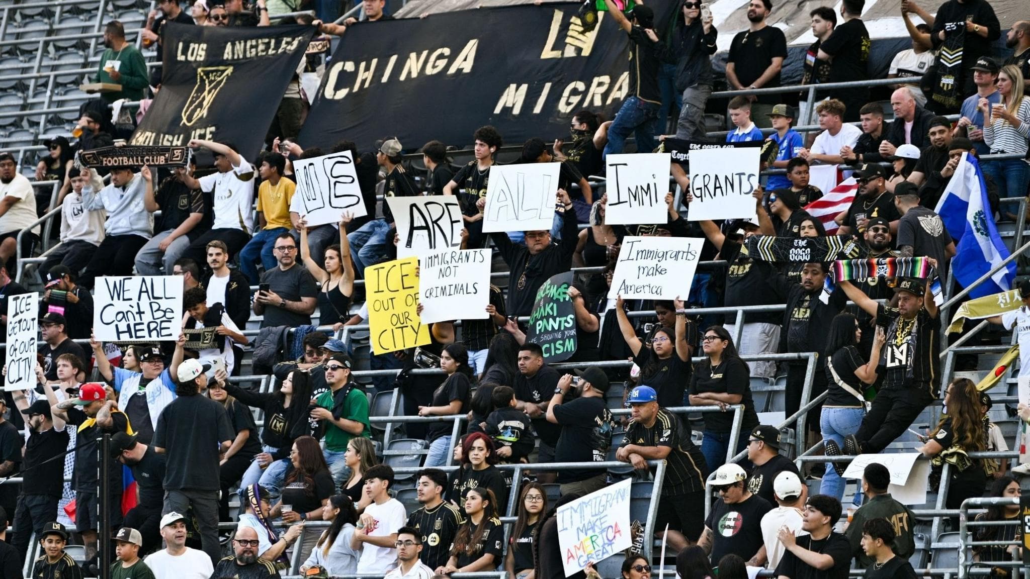 حمایت مهاجم لس‌آنجلس اف‌سی از اعتراضات علیه سیاست‌های مهاجرتی ترامپ