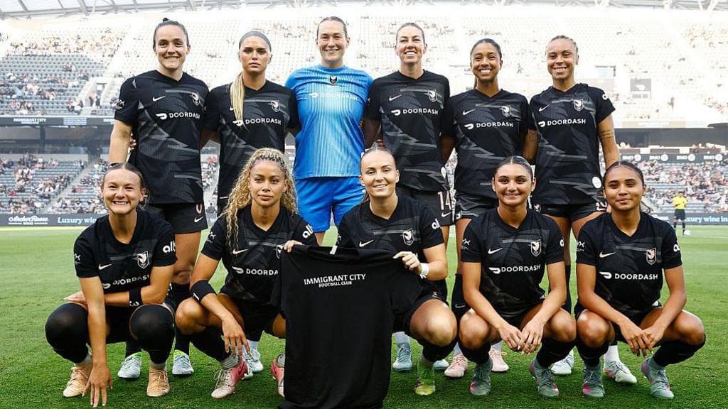 حمایت تیم فوتبال زنان آنجل‌سیتی از مهاجران در واکنش به یورش‌های ICE