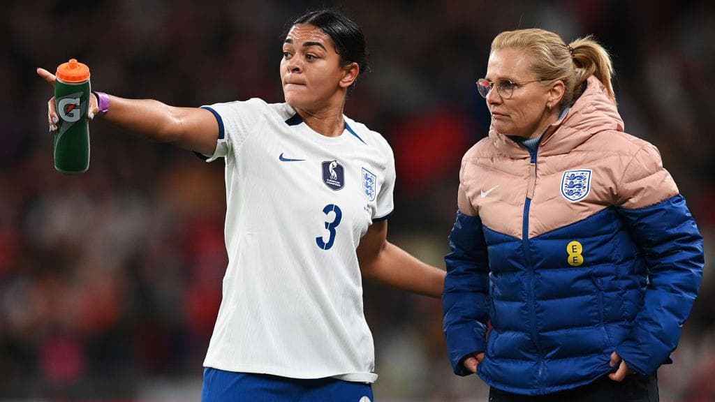 تیم ملی فوتبال زنان انگلیس و تصمیم به توقف حرکت «زانو زدن»: چرا و چه پیامدهایی؟