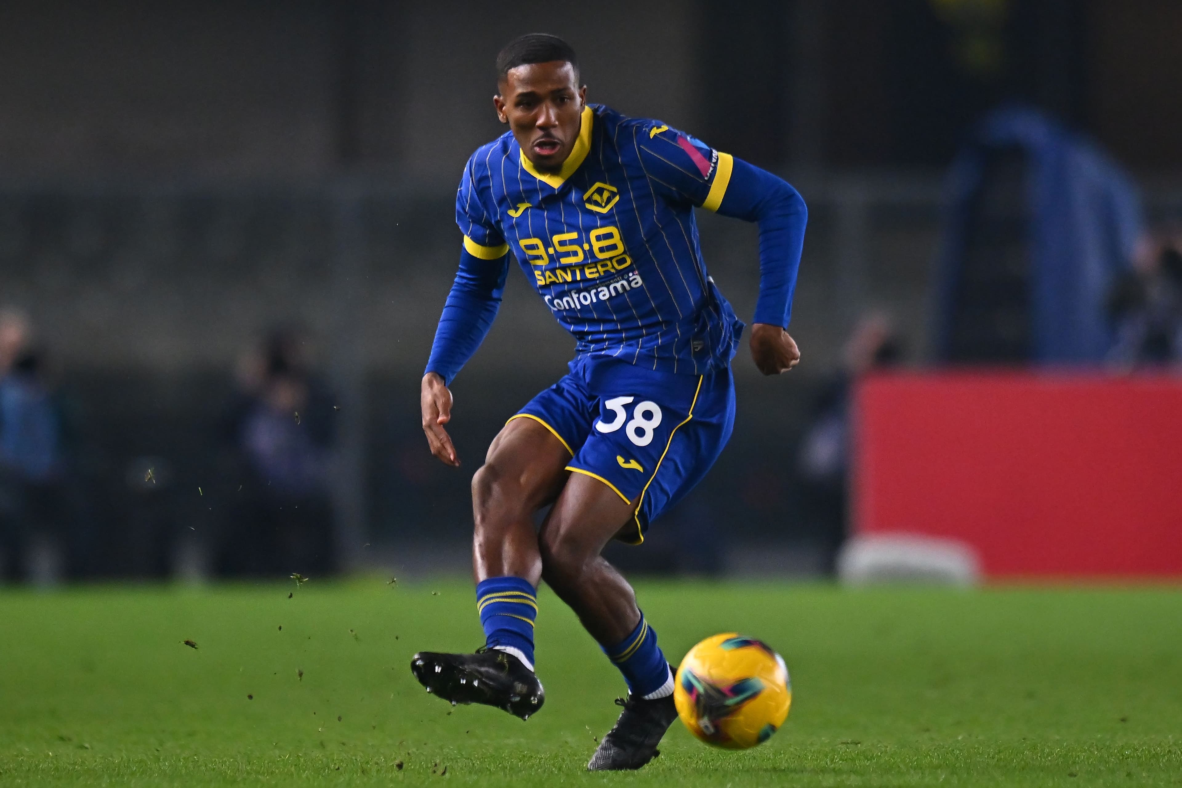 جکسون چاچوآ در آستانه انتقال به ناتینگهام فارست؛ رقابت با اینتر میلان و میلان