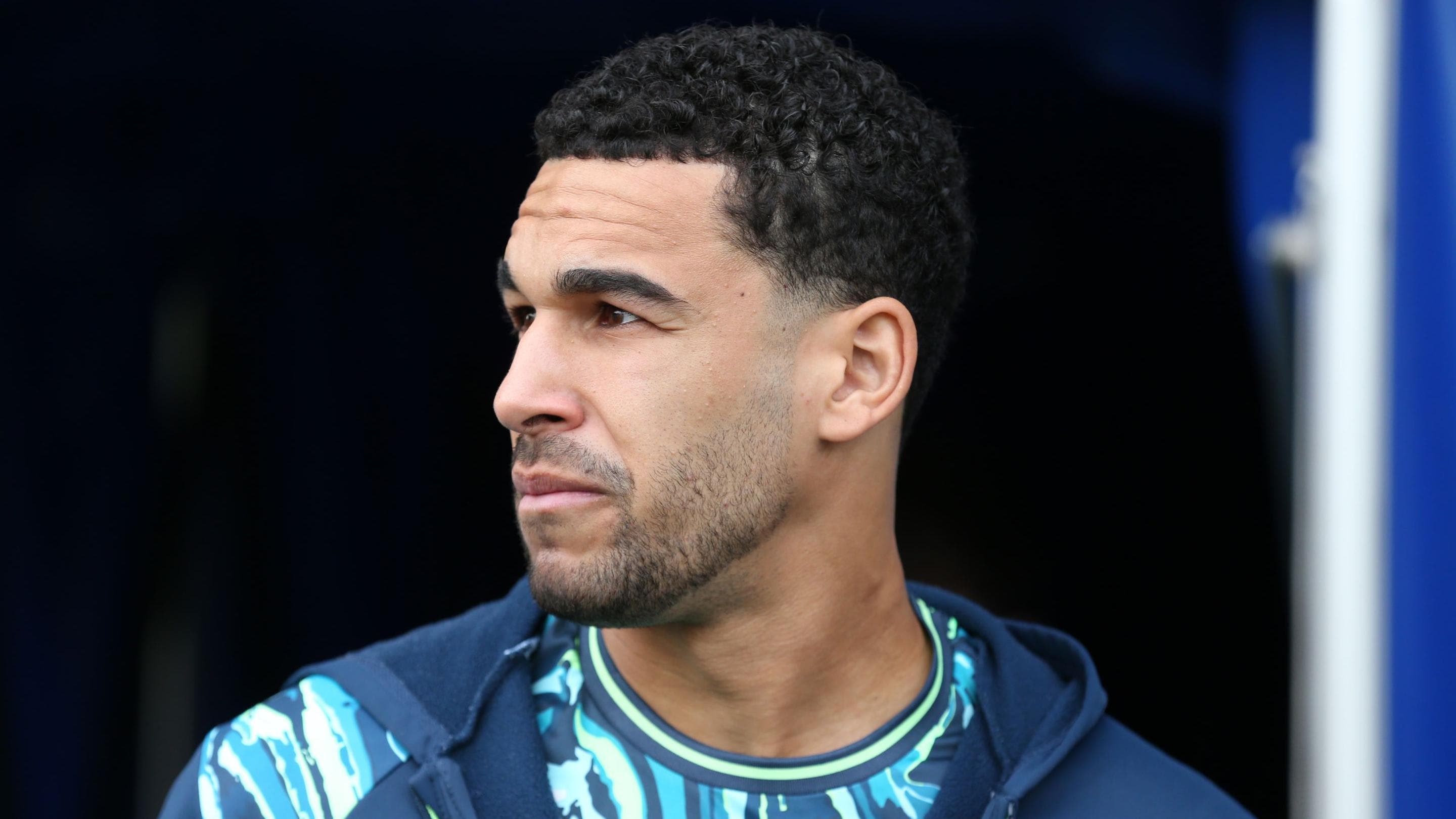 کاپیتان سوانزی، بن کابانگو، در میان نگرانی‌های مصدومیت دفاعی