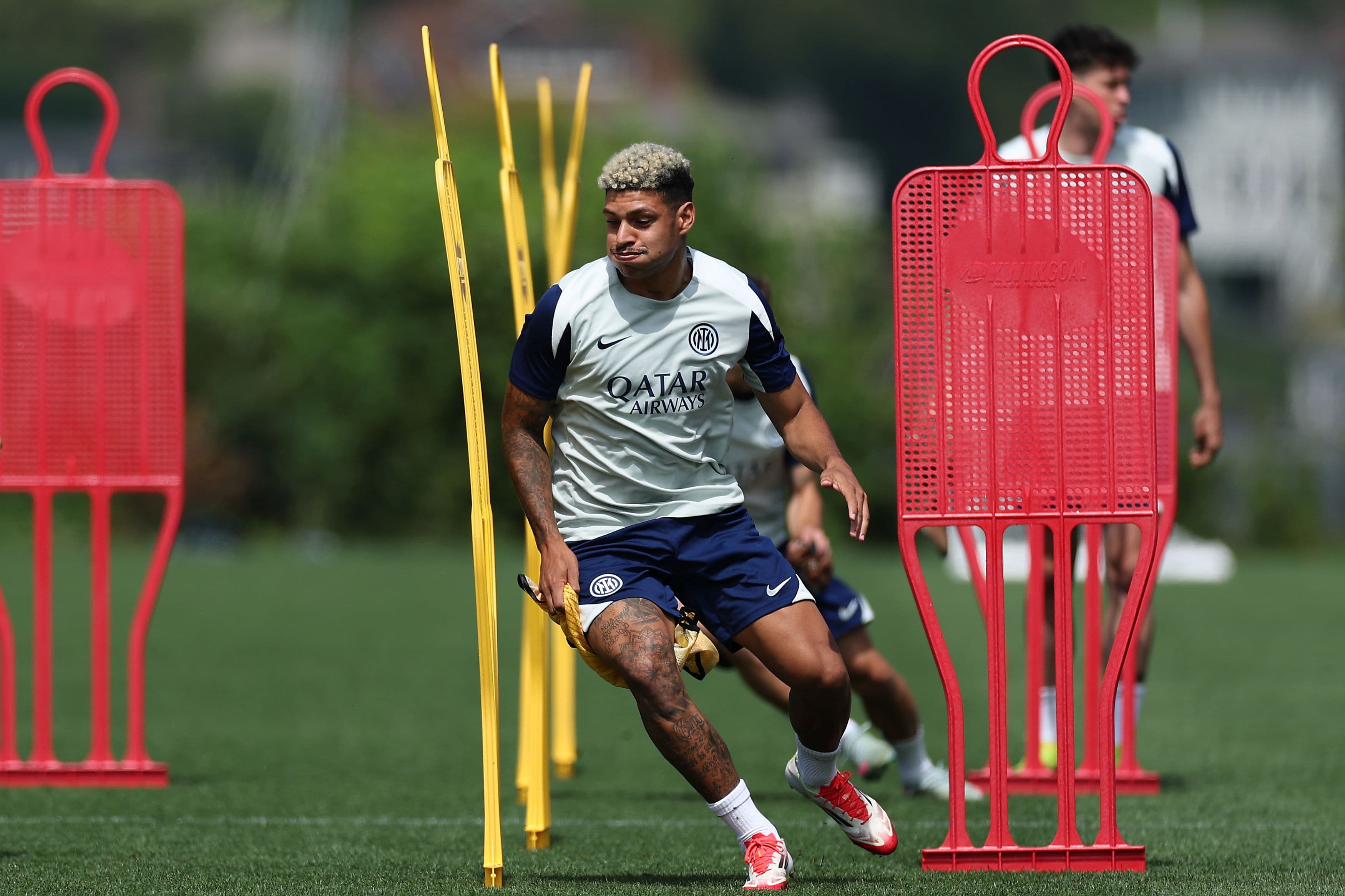 مدیر ورزشی مارسی از بازیکن جدید اینترمیلان تمجید کرد: «هم بازیکن بزرگی است و هم شخصیت فوق‌العاده‌ای 