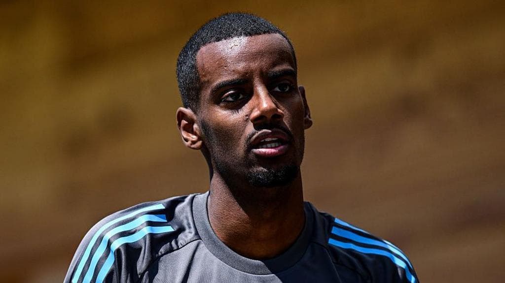 الکساندر ایساک در بحبوحه شایعات نقل‌وانتقال، در رئال سوسیداد تمرین می‌کند