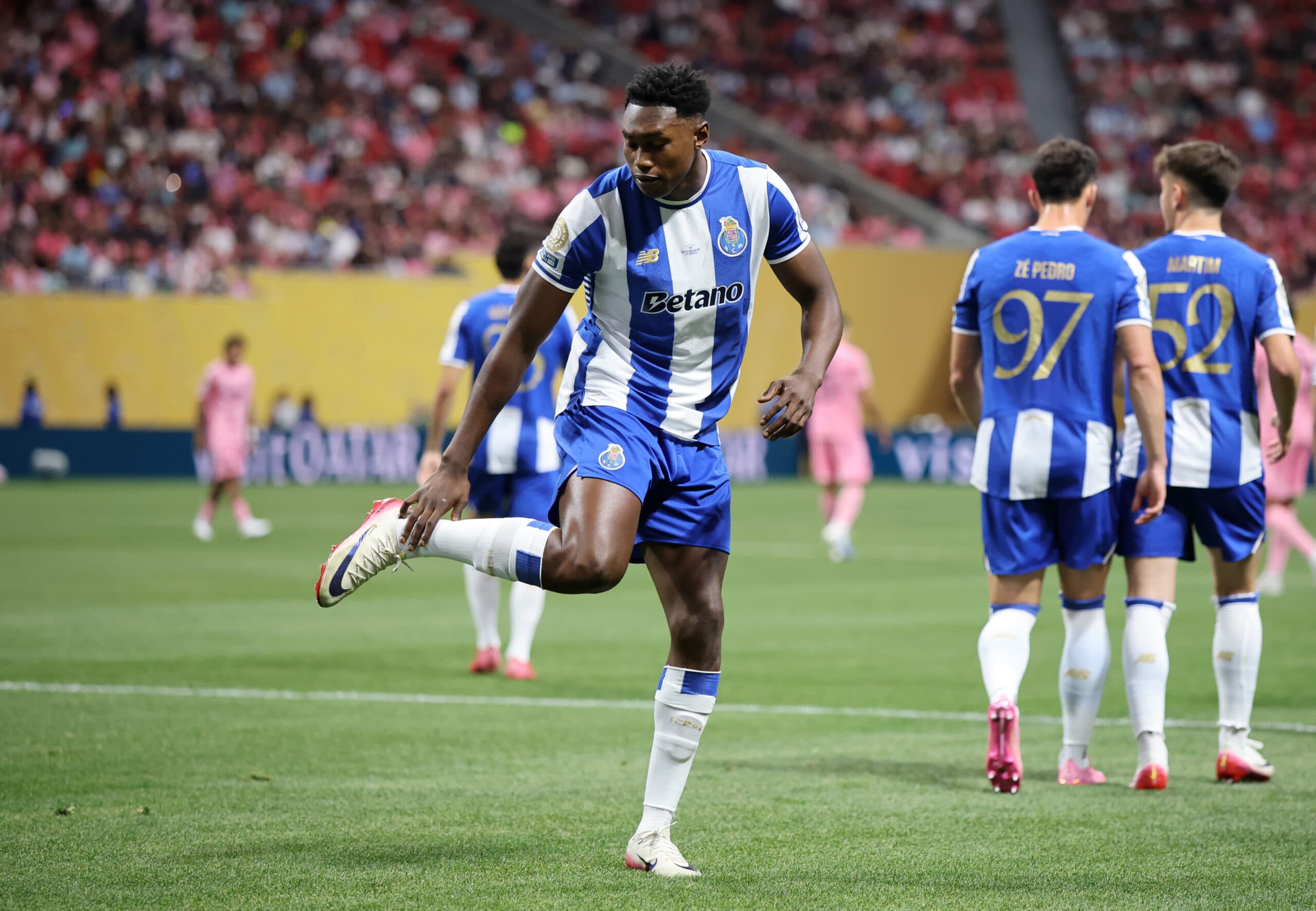 تماس استون ویلا با پورتو برای جذب ستاره جوان: چرا باید علاقه خود را تشدید کنند؟