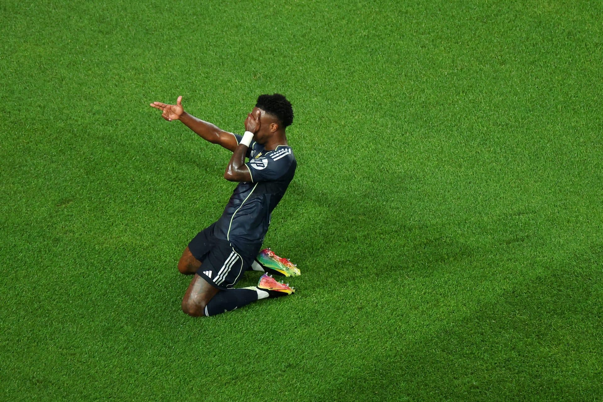 اختلاف وینیسیوس جونیور و رئال مادرید بر سر تمدید قرارداد و میزان دستمزد