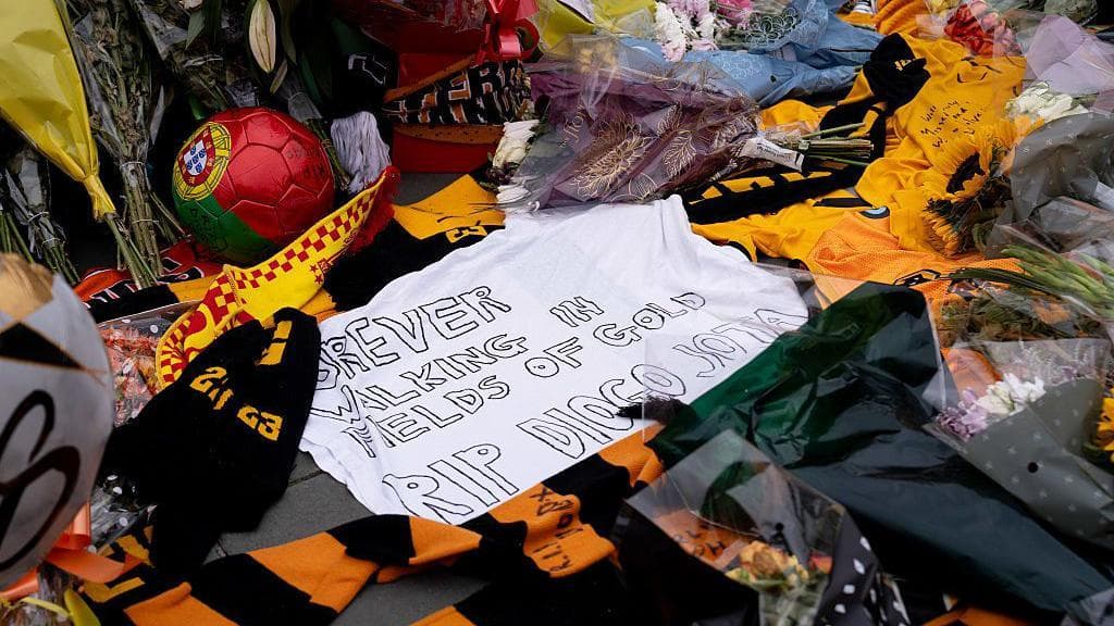 ادای احترام وولورهمپتون به دیوگو ژوتا و برادرش آندره سیلوا پیش از بازی دوستانه مقابل سلتاویگو