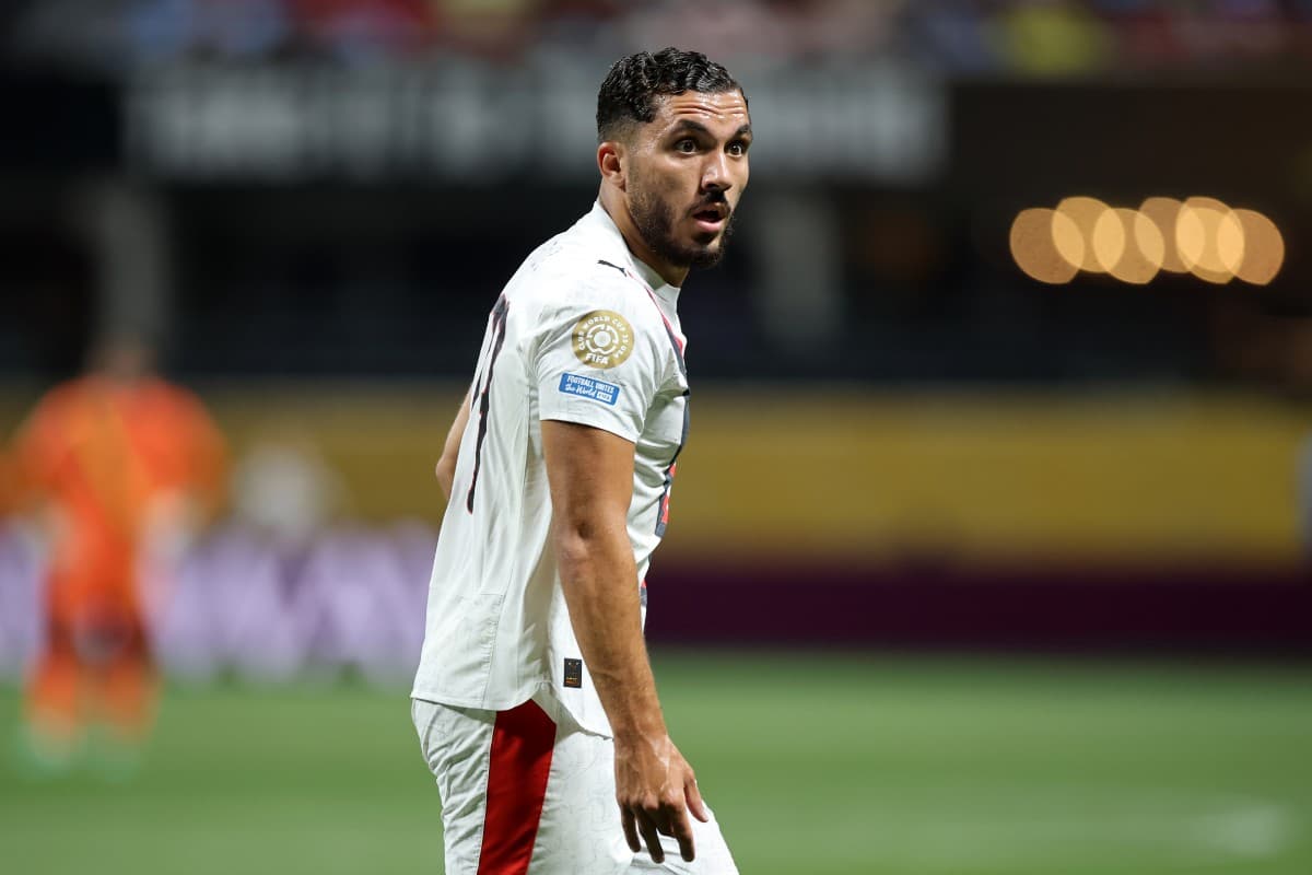 رایان چرکی پیراهن شماره ۱۰ منچسترسیتی را به تن می‌کند