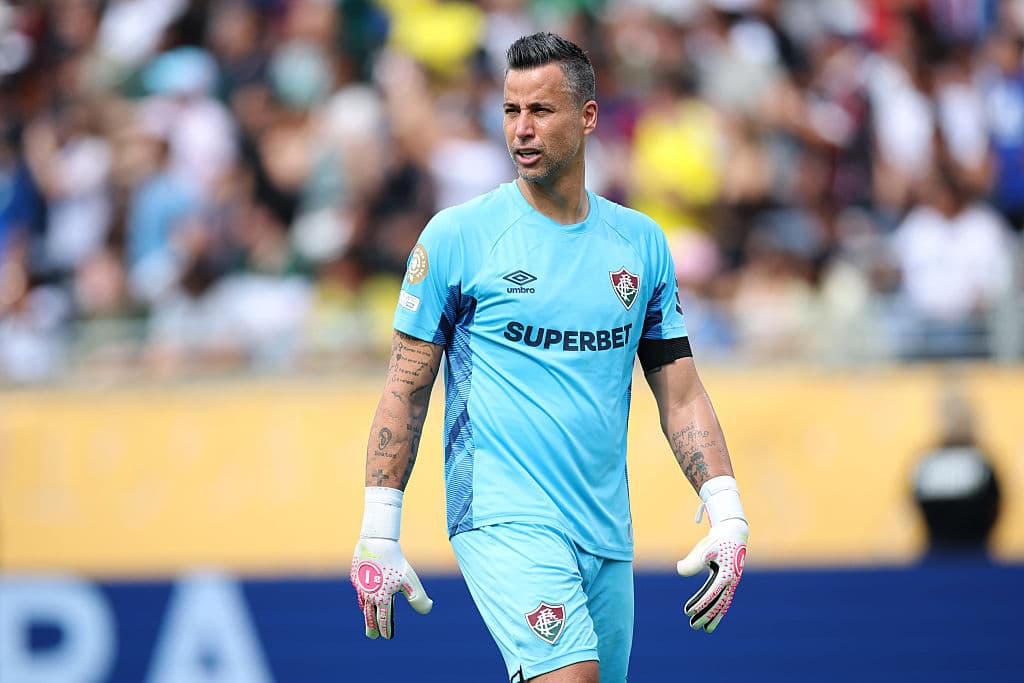 فابیو رکورد بیشترین تعداد بازی در تاریخ فوتبال جهان را شکست