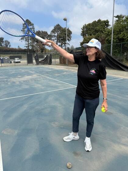 پام شرایور و کمک‌رسانی با تنیس پس از آتش‌سوزی‌های پالی‌سیدز و آلتادنا