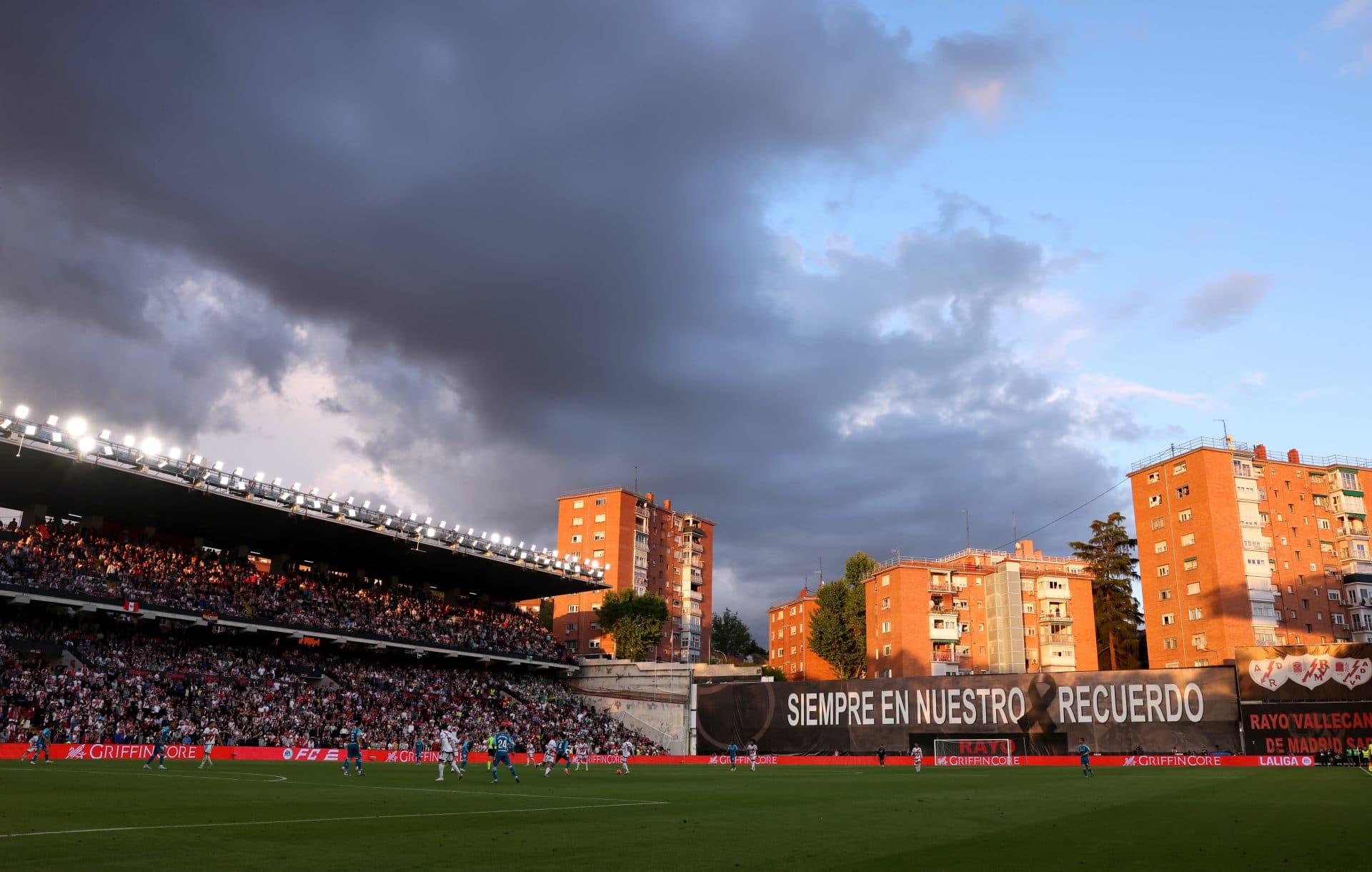 نگرانی‌ها درباره وضعیت زمین ورزشگاه والکاس پیش از دیدار رایو وایکانو و بارسلونا