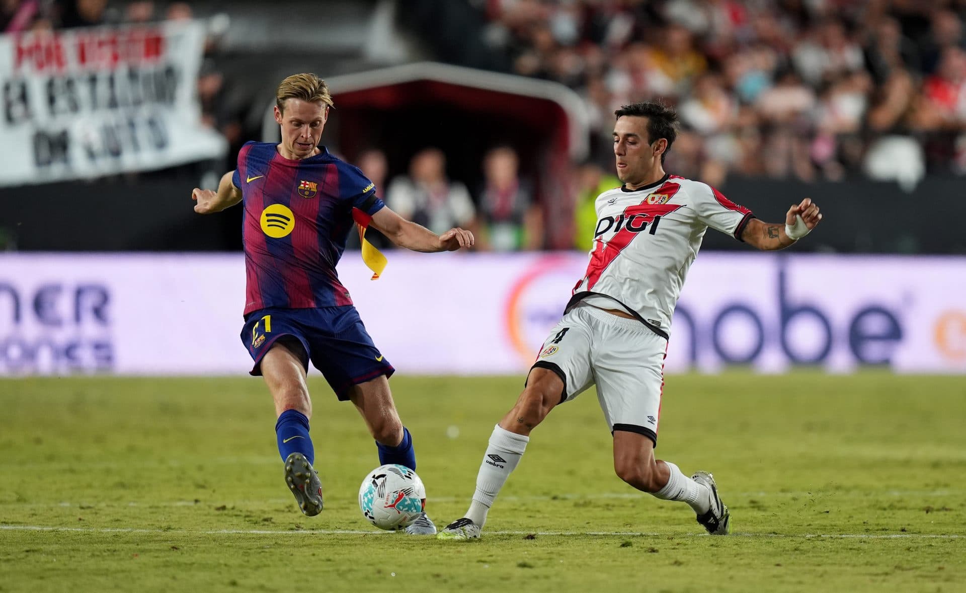 برخورد خصمانه هواداران رایو وایکانو با بازیکنان بارسلونا پس از تساوی جنجالی