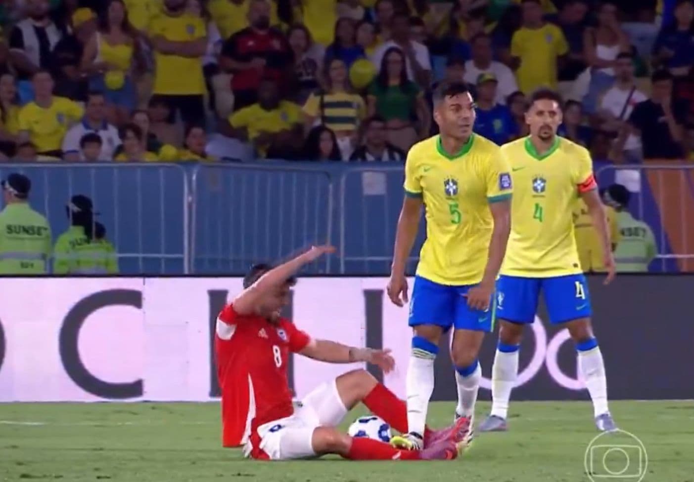 چالش جنجالی کاسمیرو در مسابقه برزیل-شیلی و واکنش‌ها