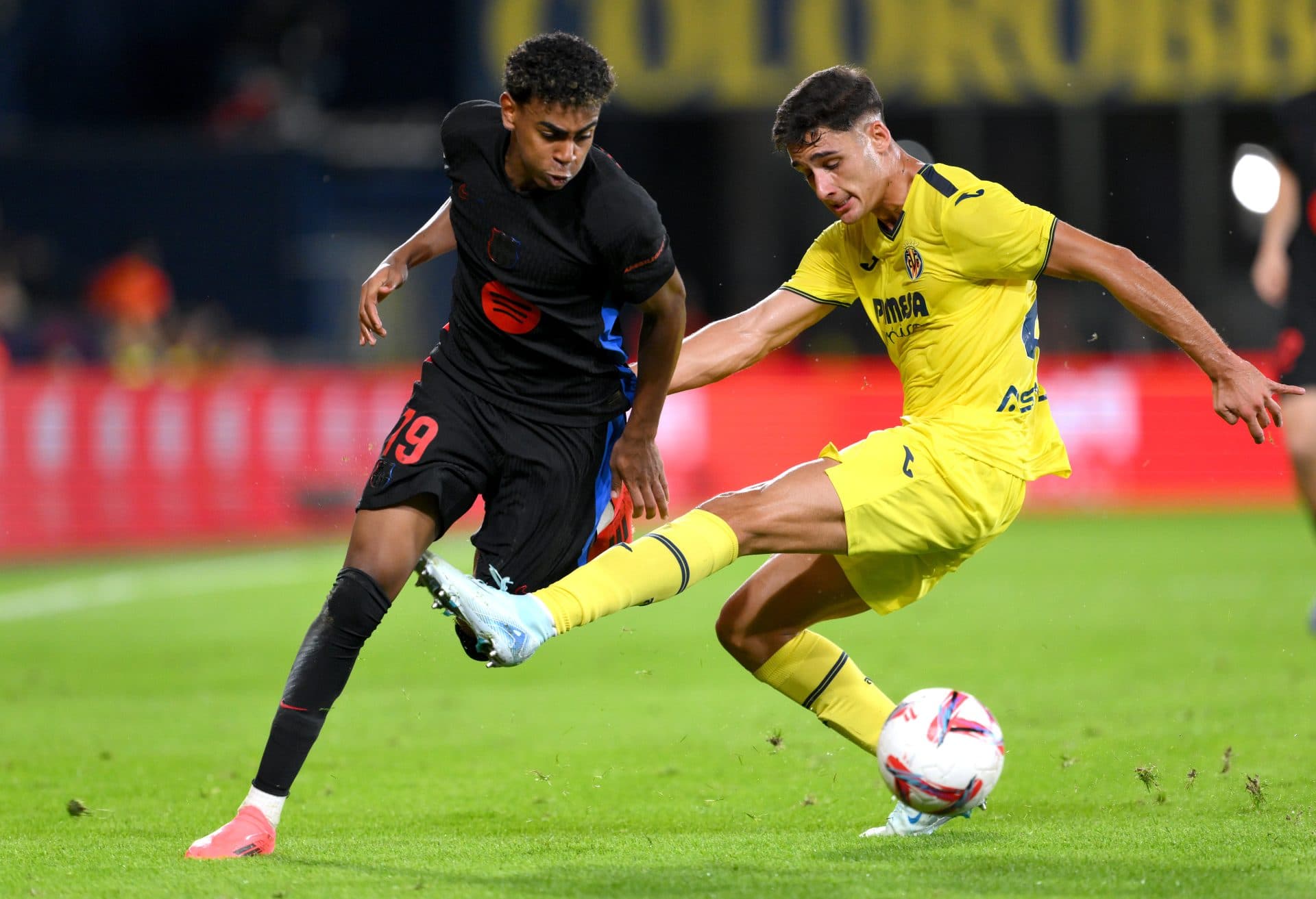 تصمیم یوفا درباره برگزاری بازی ویارئال و بارسلونا در میامی تا یک هفته آینده