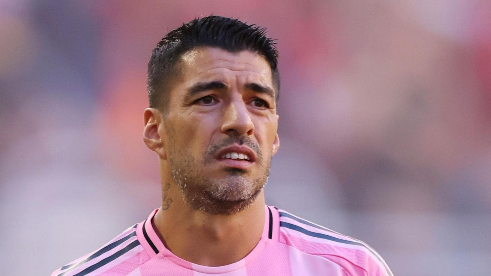 عذرخواهی لوئیس سوارز به خاطر تف کردن به مربی حریف پس از شکست اینتر میامی