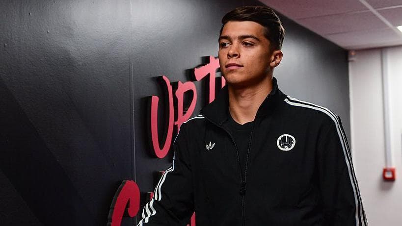 حمایت جوئلینتون از لوئیس میلی نوجوان در مقابل انتقادات