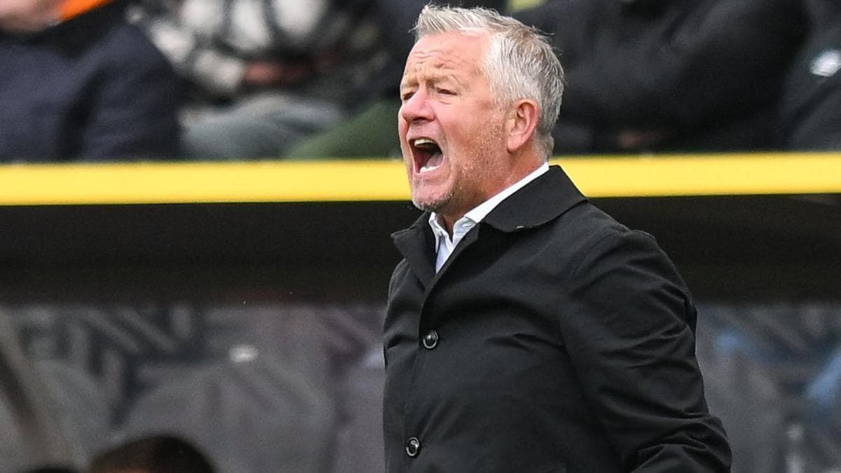 مربی شفیلد یونایتد به دلیل شوت کردن توپ به سمت تماشاگر متهم شد