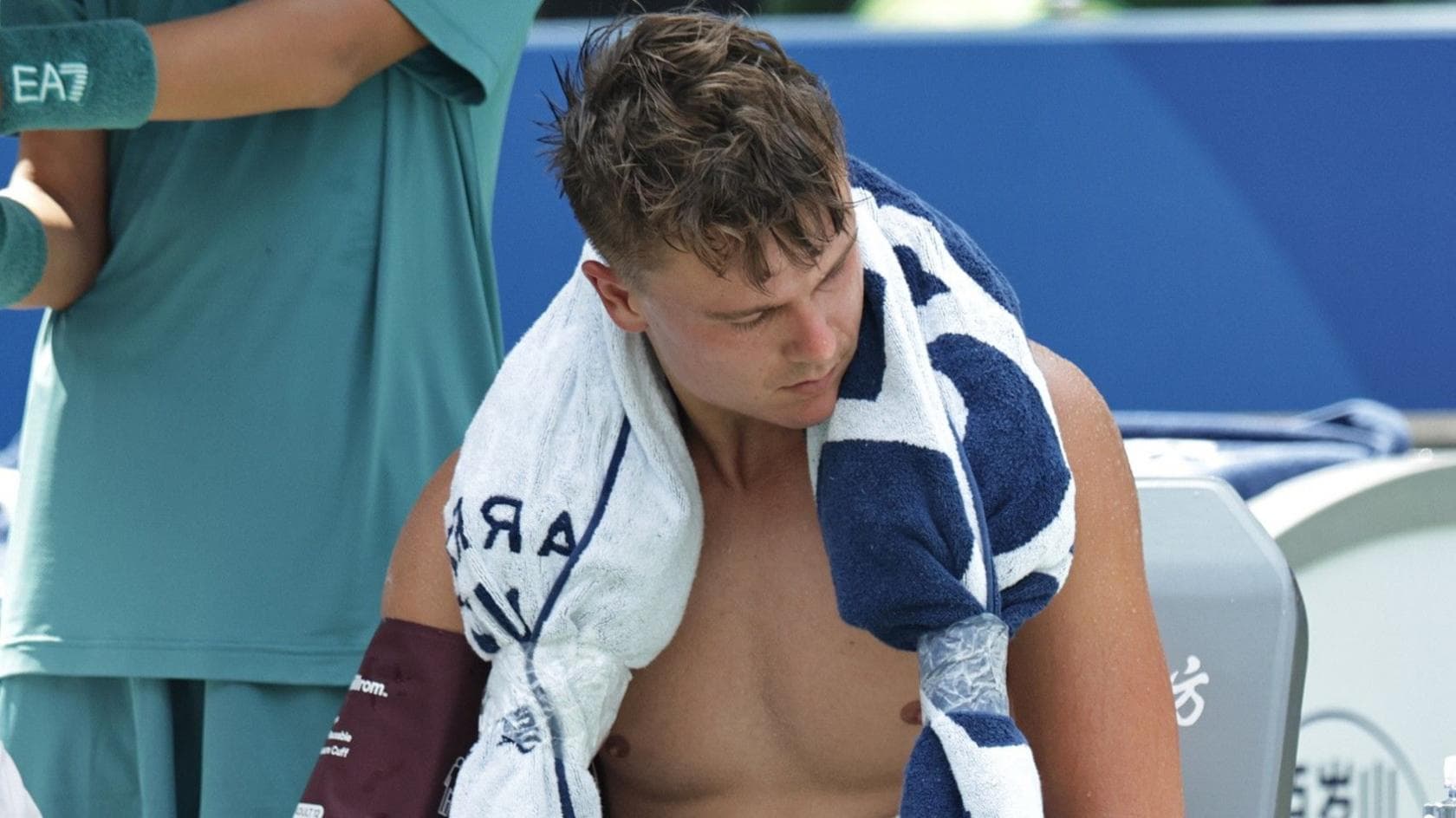 آیا باید شاهد مرگ یک بازیکن در زمین باشیم؟ – چالش‌های تنیس در هوای گرم