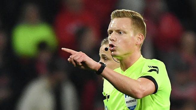 تعلیق بازی استاندارد لیژ و آنتورپ پس از برخورد لیوان به داور