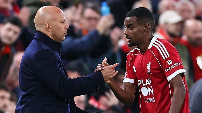 انتقاد وین رونی: ایساک سزاوار بازی کردن به جای اکتیکه نیست