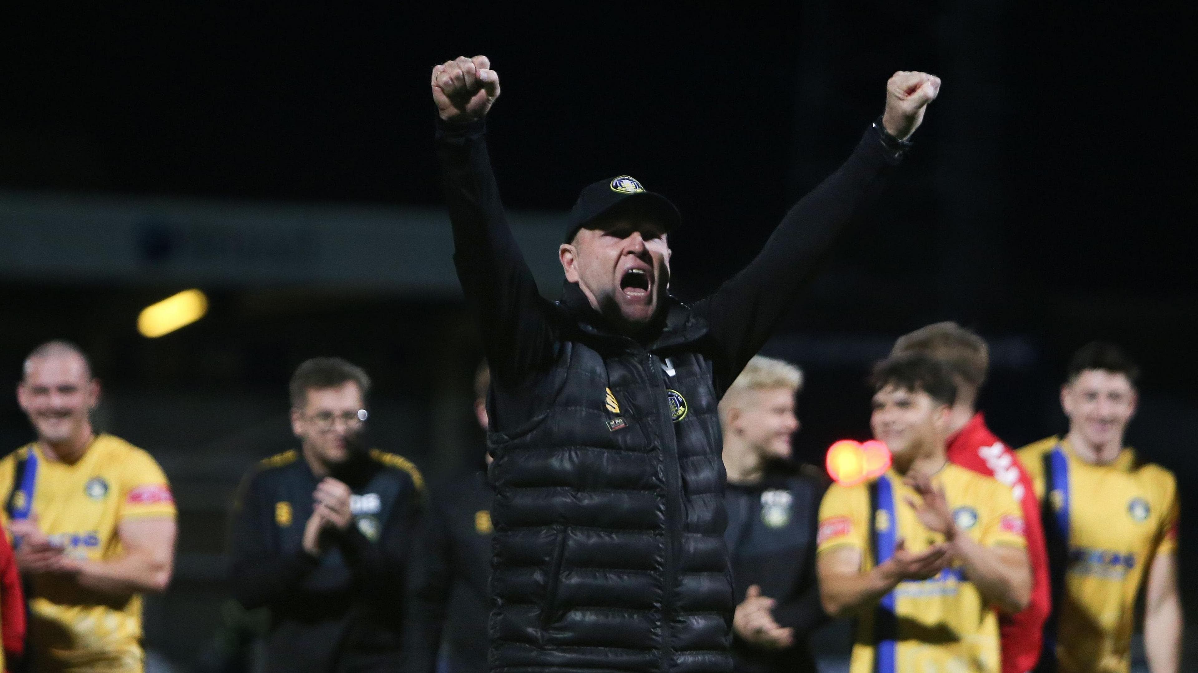 سرمربی گینزبورو برای بازی جام حذفی عروسی خواهرزاده‌اش را از دست داد