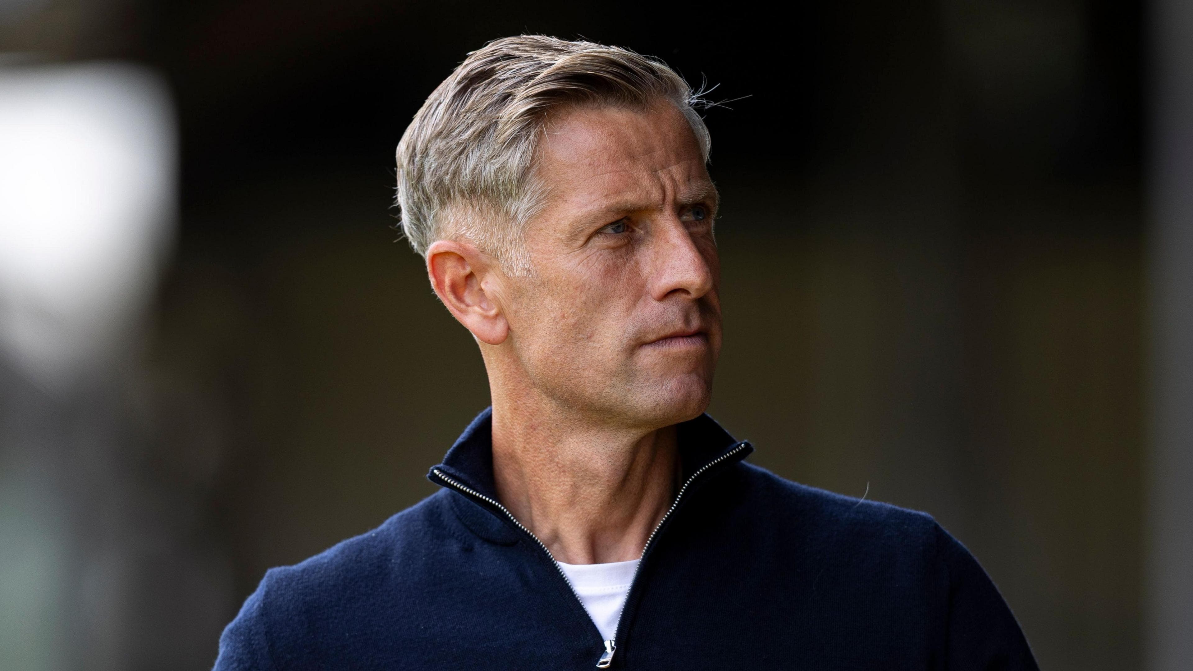 داوید هیوز از هدایت نیوپورت کناره‌گیری کرد