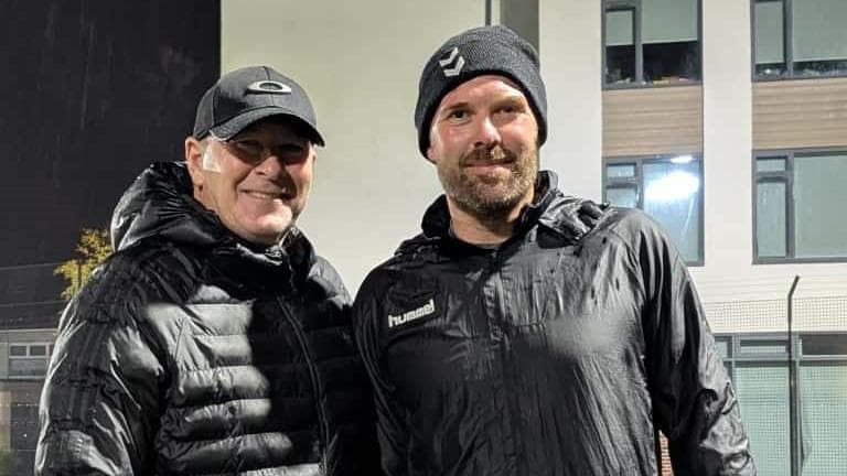 همکاری جالب پدر و پسر: هم‌زمان مربیگری در تیم فوتبال لیگ نهم انگلیس