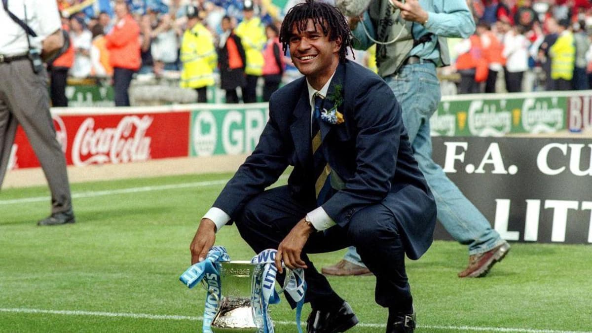 لحظهای تاریخی: لیام روزنیور دیوارها را در چلسی فرو میریزد