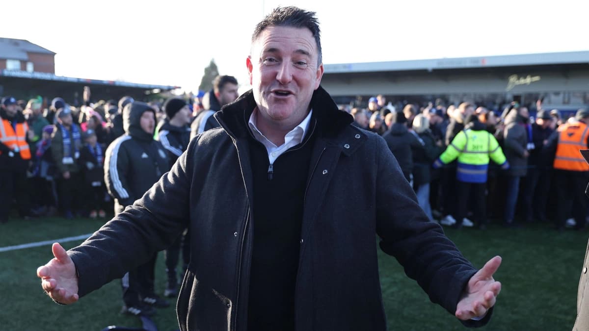 حضور شگفتانگیز رئیس باشگاه مکلسفیلد در جشن پیروزی تاریخی مقابل کریستال پالاس