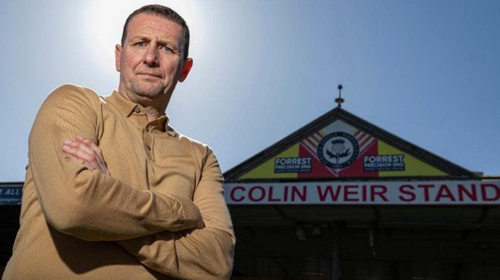 آسیبدیدگی شدید مدیر ورزشی پارتیک تیستل در حادثه شنای تعطیلات