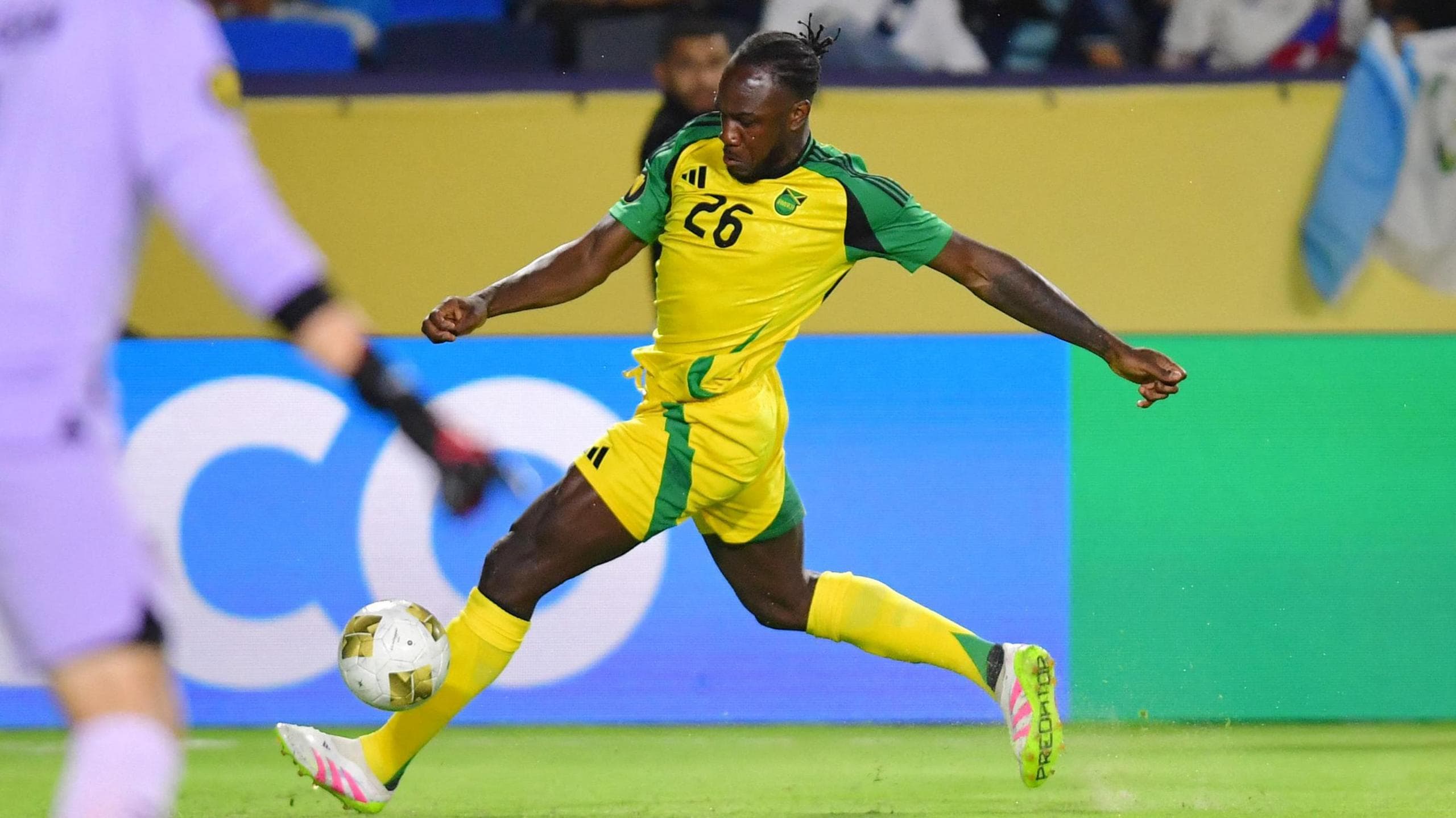 بازگشت میخائیل آنتونیو به میادین فوتبال پس از تصادف شدید رانندگی