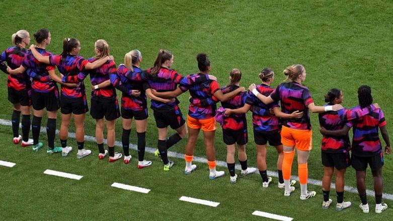 حمایت بازیکنان انگلیس از همتیمی خود به دلیل تعرض نژادپرستانه