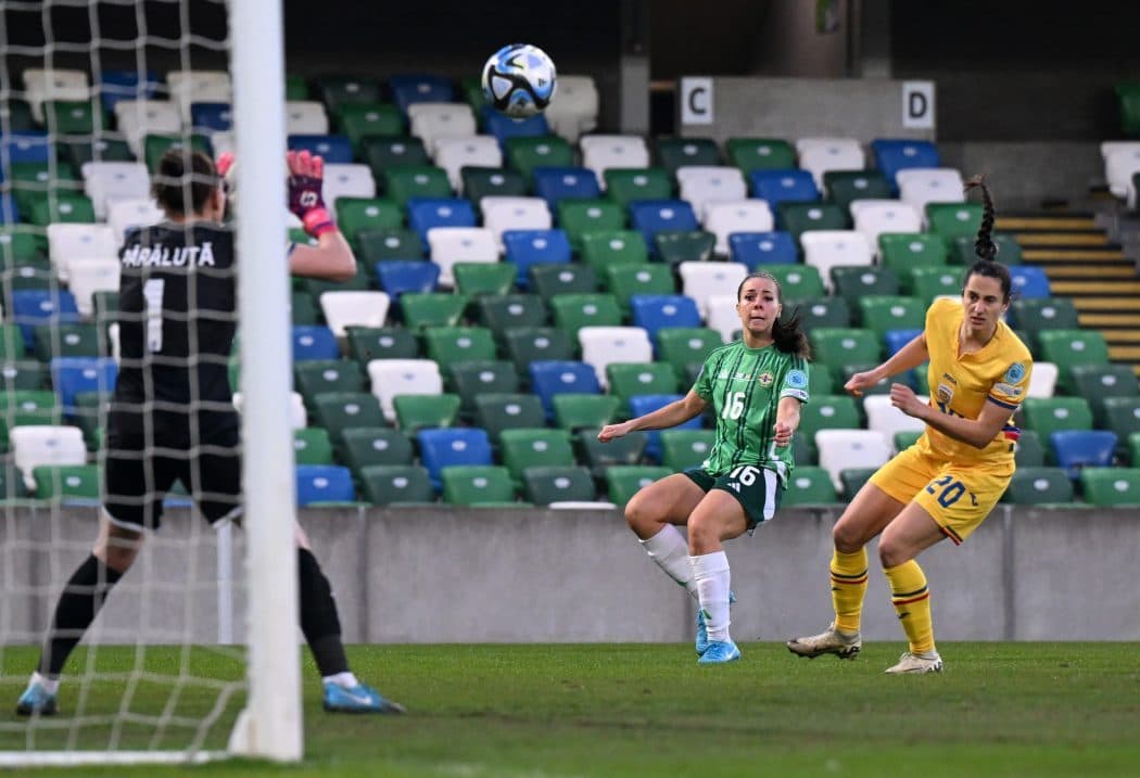 اللی میسون، ملیپوش ایرلند شمالی به چارلتون اتلتیک پیوست