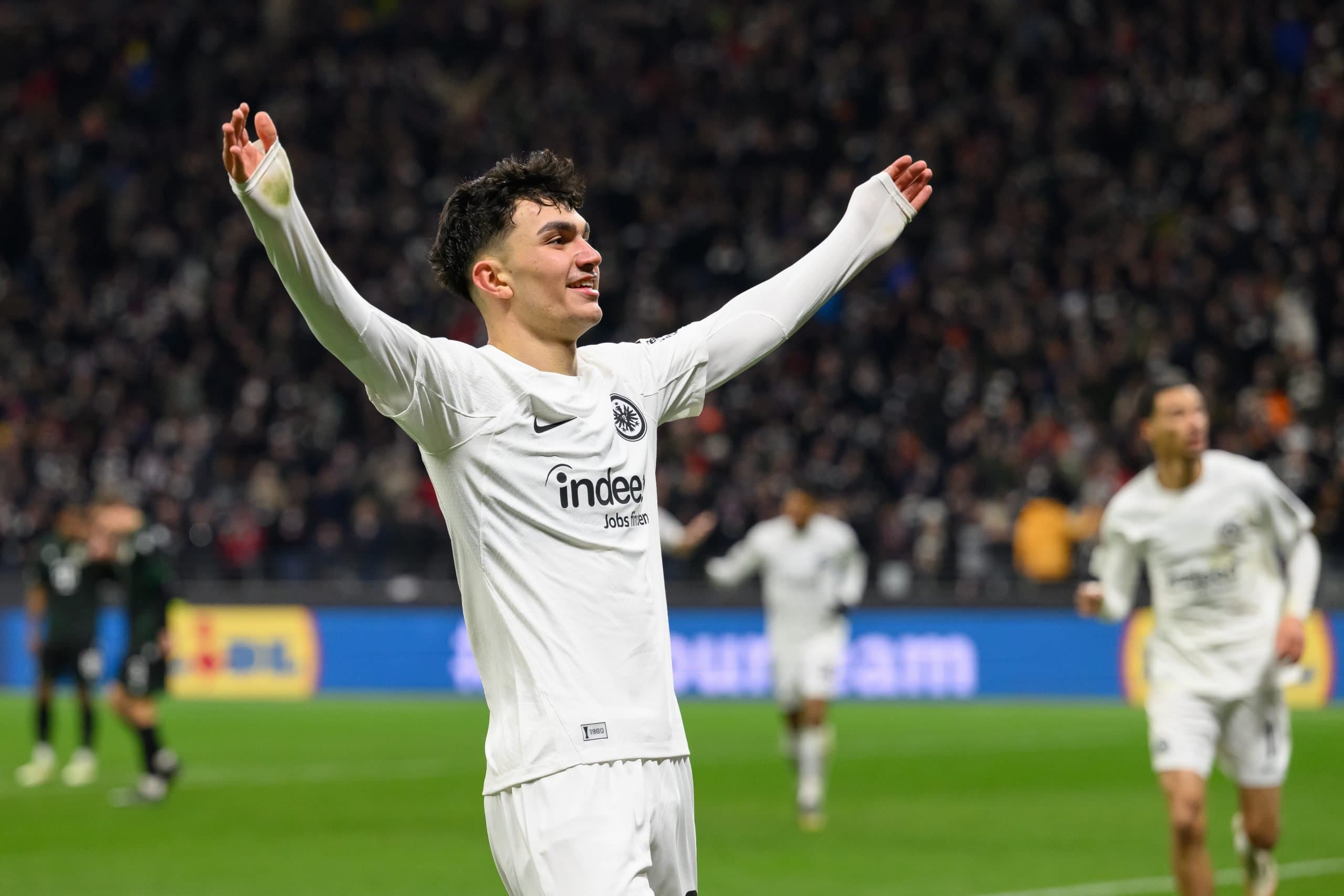 درخشش جان اوزون در اینتراخت فرانکفورت؛ جوانترین رکورددار گلسازی باشگاه