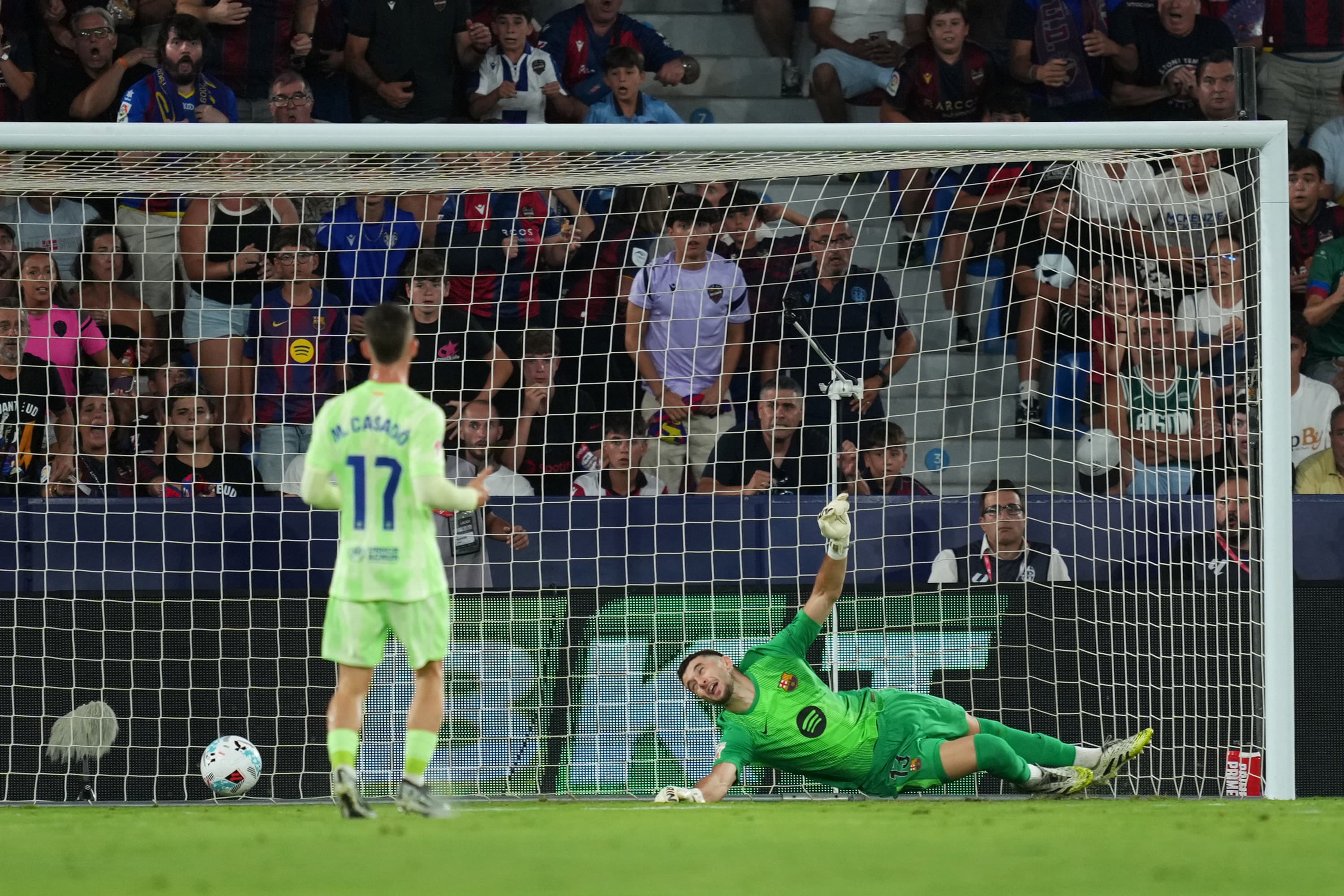 گلایه بارسلونا از پنالتی بحثبرانگیز مقابل لوانته