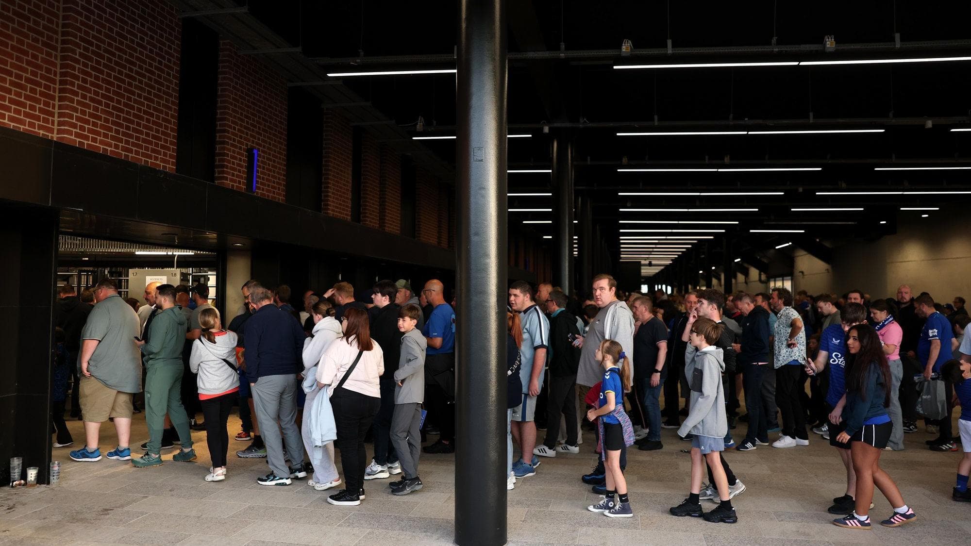 تاخیر در شروع مسابقه اورتون به دلیل مشکلات ورود هواداران