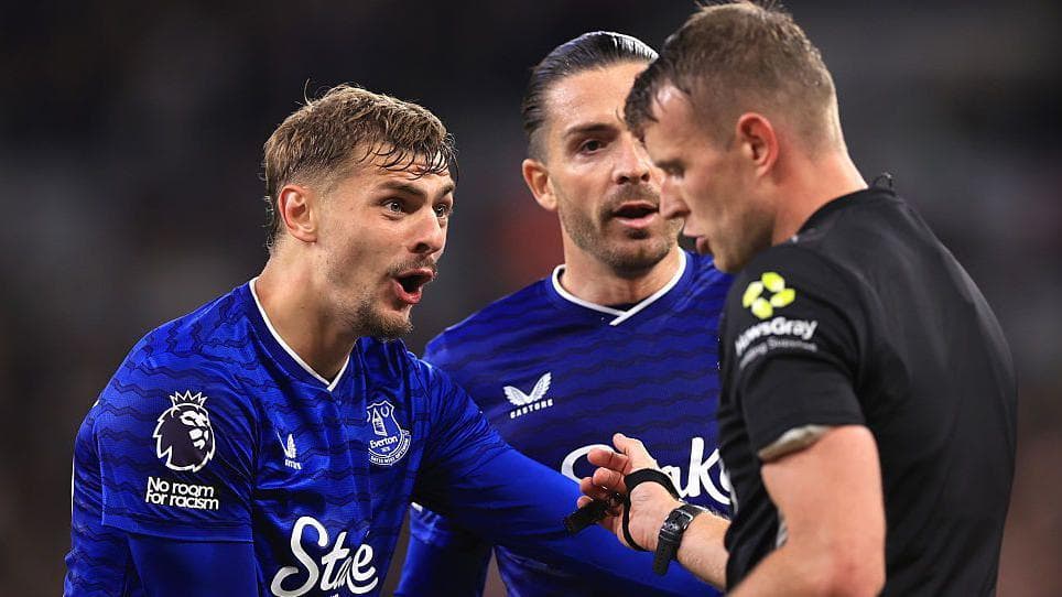 اعتراض دیوزبری-هال به داوریهای لیگ برتر؛ تعلیق زودهنگام بازیکن اورتون