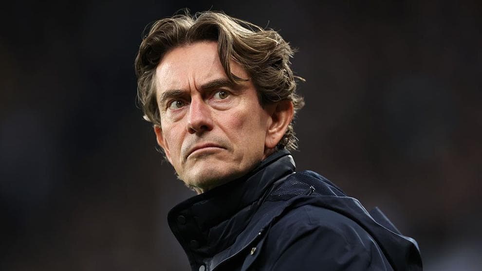 آیا بازیکنان باید به صورت علنی سرمربی خود را نادیده بگیرند؟